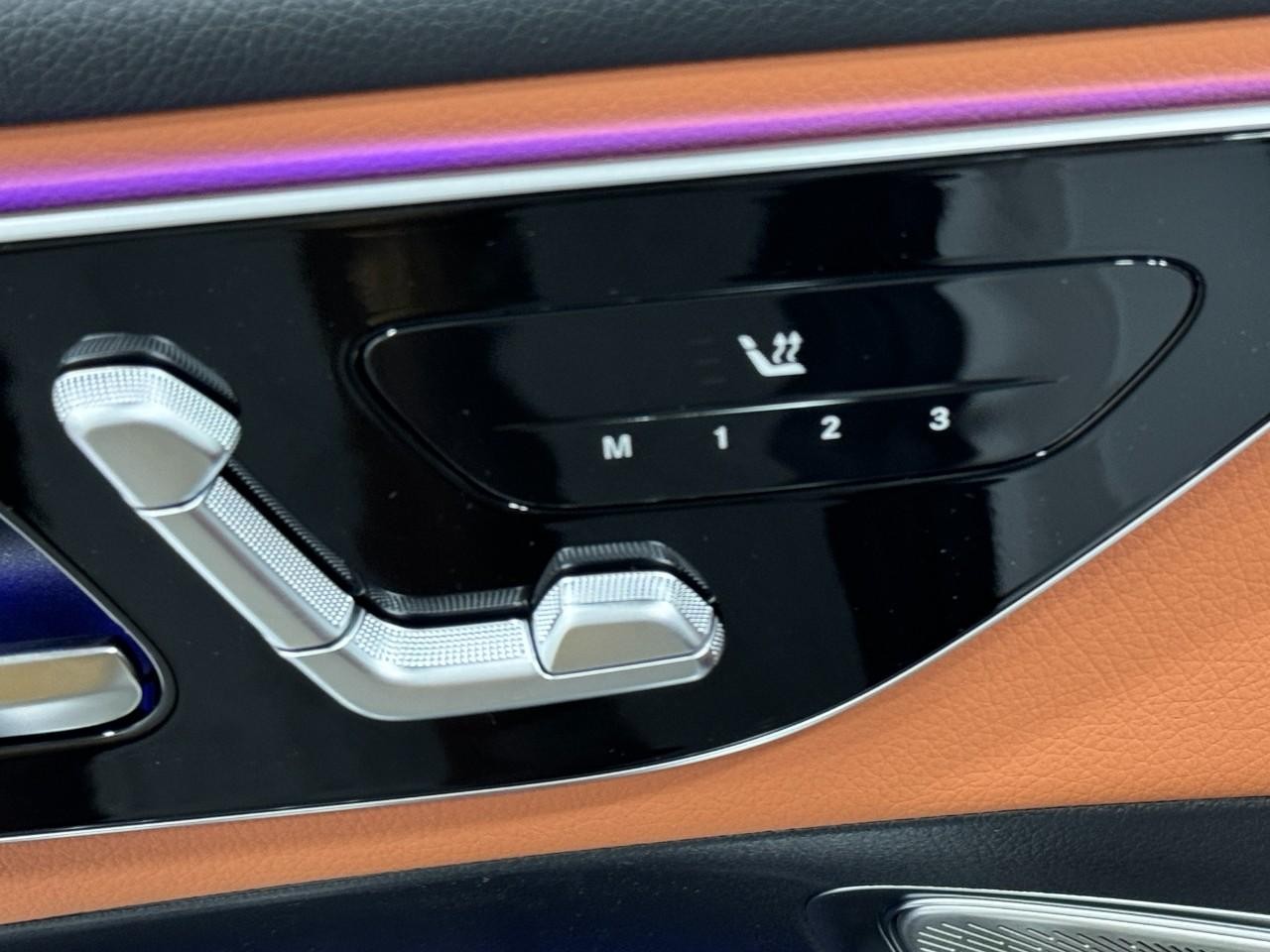 Mercedes-Benz GLC Vehicle Full-screen Gallery Image 24