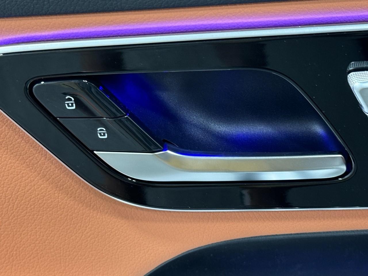 Mercedes-Benz GLC Vehicle Full-screen Gallery Image 25