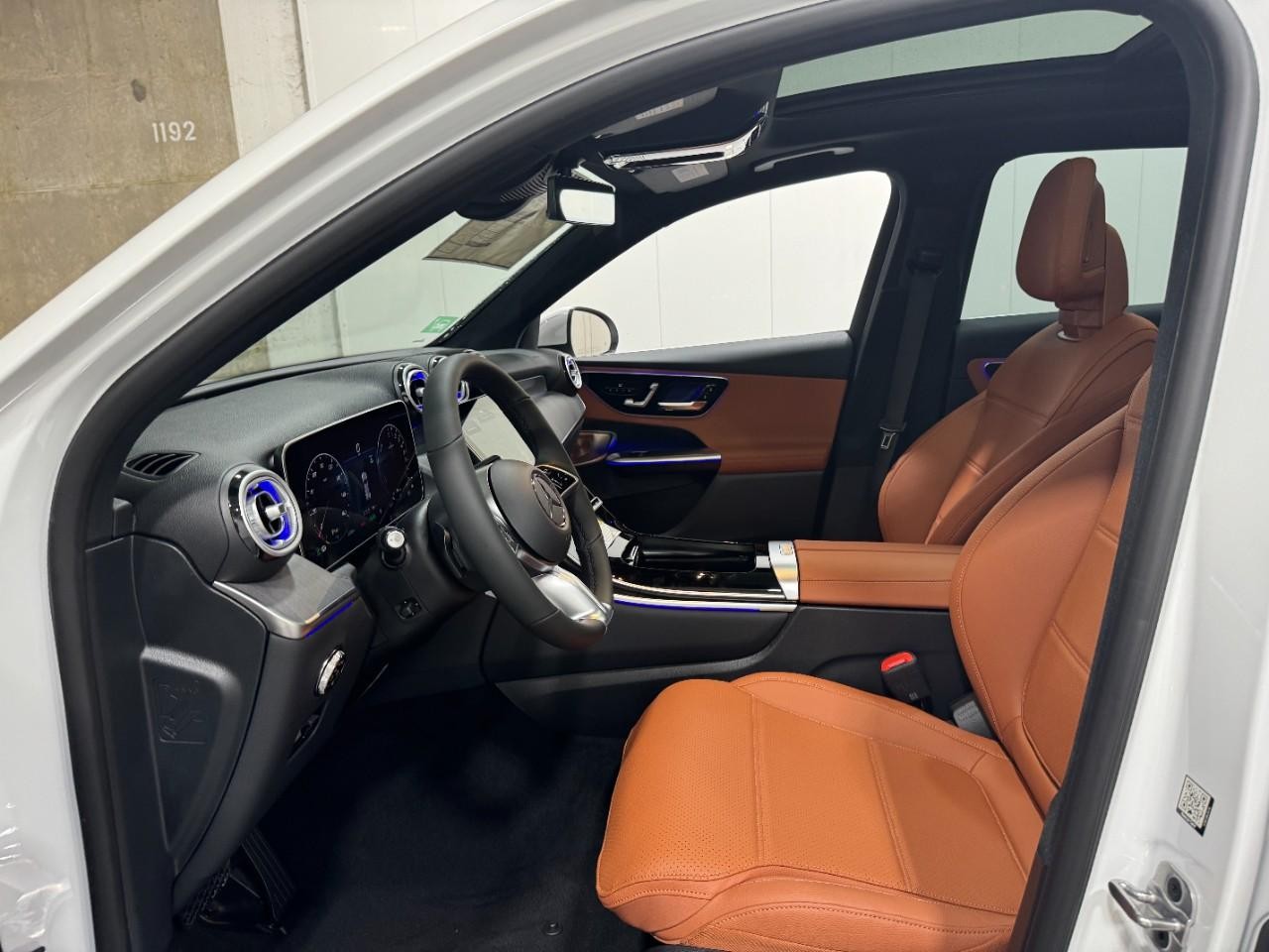 Mercedes-Benz GLC Vehicle Full-screen Gallery Image 28