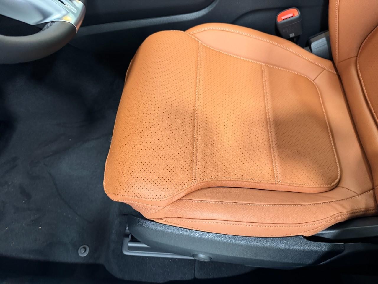 Mercedes-Benz GLC Vehicle Full-screen Gallery Image 29