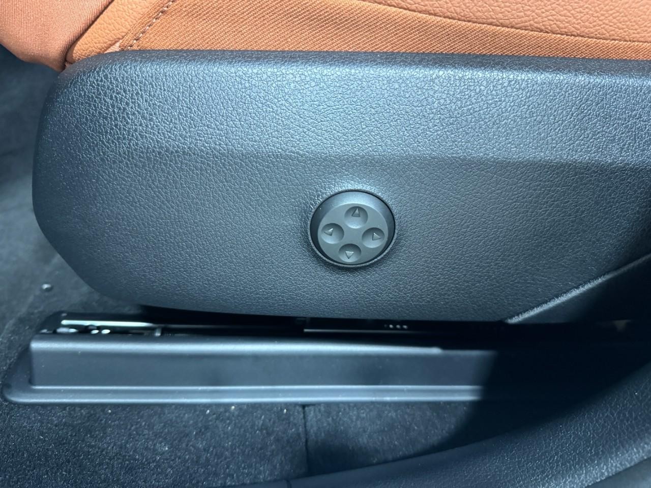 Mercedes-Benz GLC Vehicle Full-screen Gallery Image 30