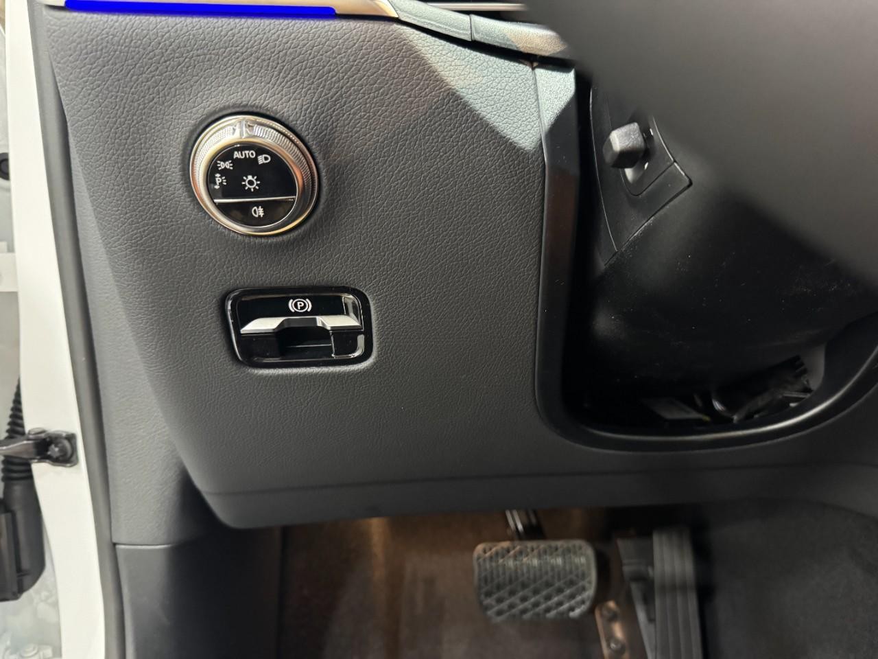 Mercedes-Benz GLC Vehicle Full-screen Gallery Image 31