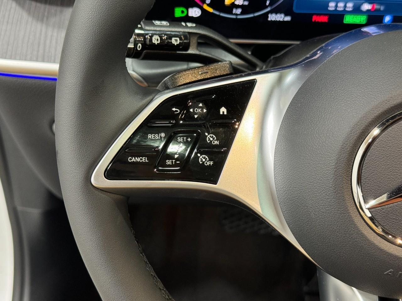 Mercedes-Benz GLC Vehicle Full-screen Gallery Image 32