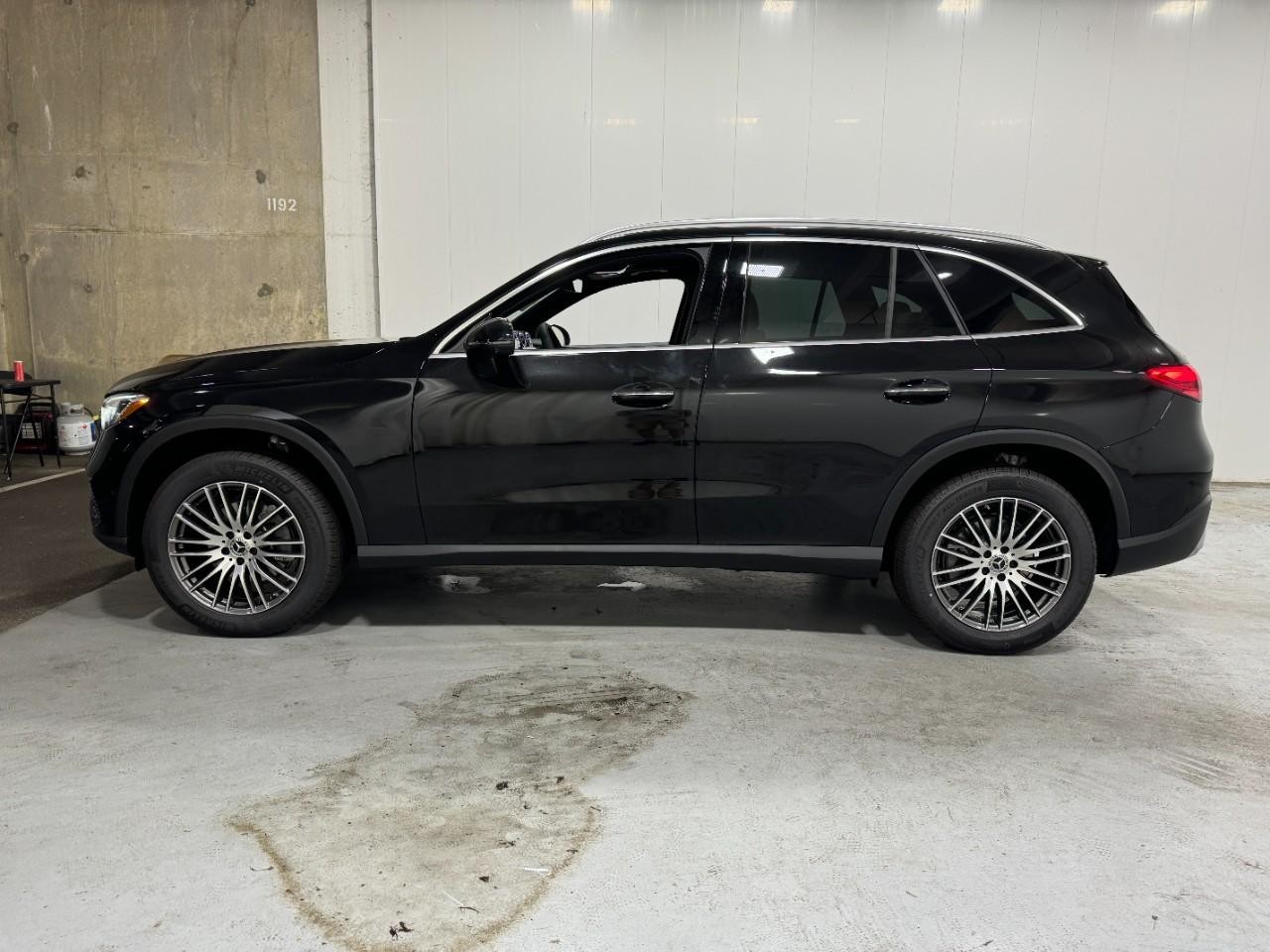 Mercedes-Benz GLC Vehicle Full-screen Gallery Image 2