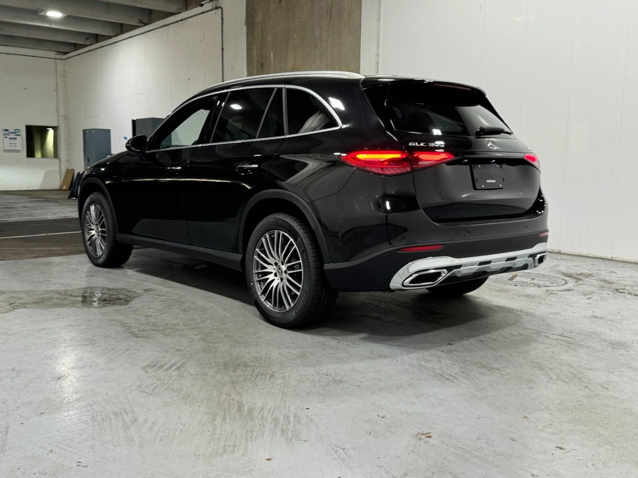 Mercedes-Benz GLC Vehicle Full-screen Gallery Image 3