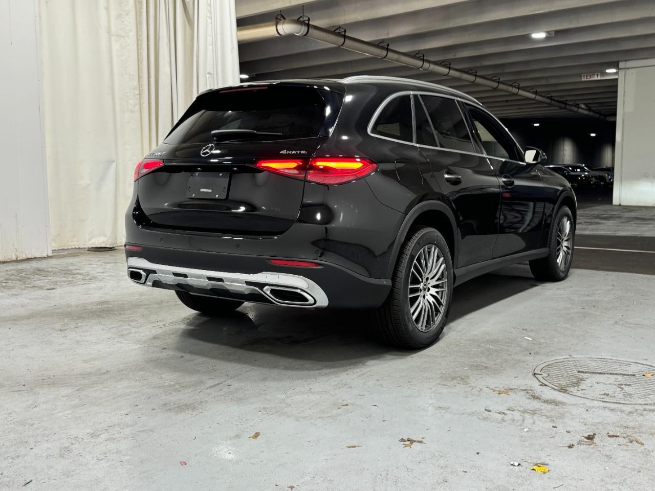 Mercedes-Benz GLC Vehicle Full-screen Gallery Image 4