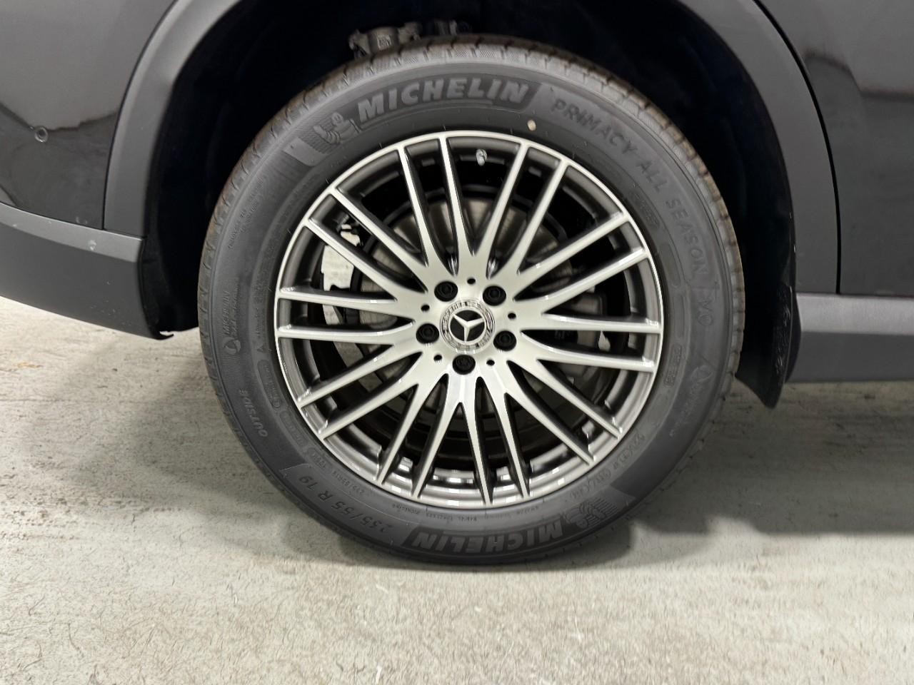 Mercedes-Benz GLC Vehicle Full-screen Gallery Image 5