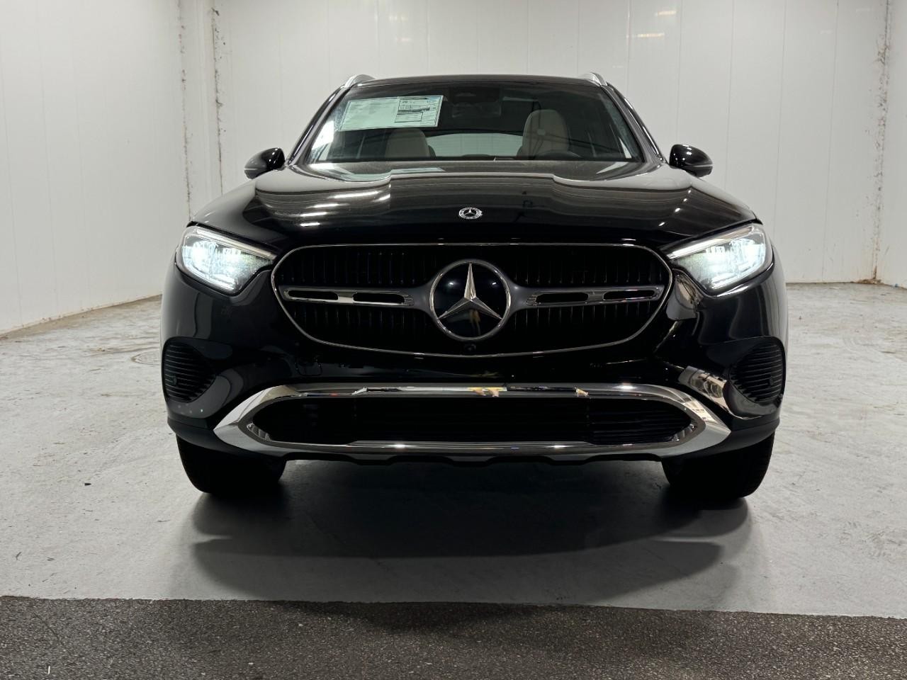 Mercedes-Benz GLC Vehicle Full-screen Gallery Image 7