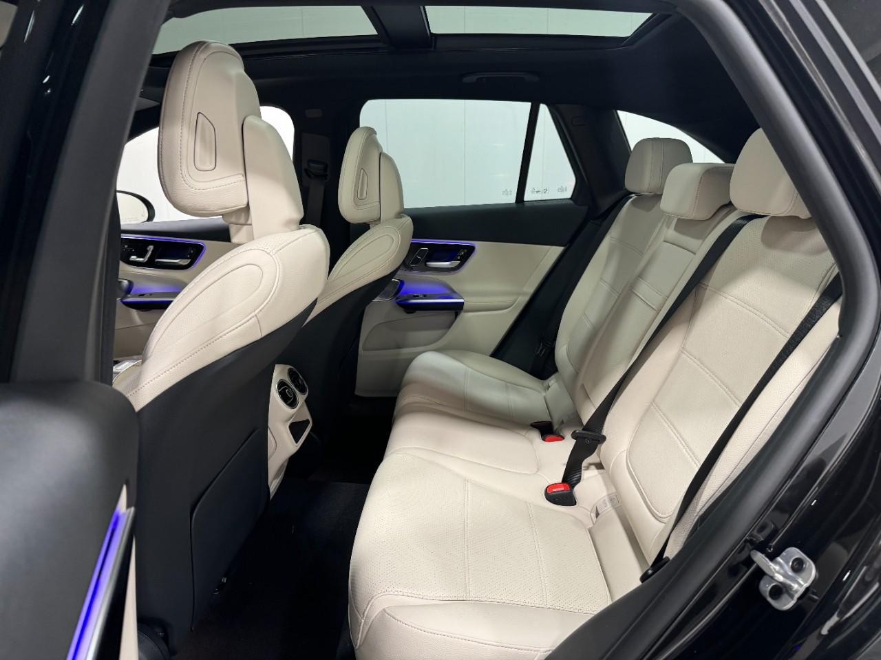 Mercedes-Benz GLC Vehicle Full-screen Gallery Image 8