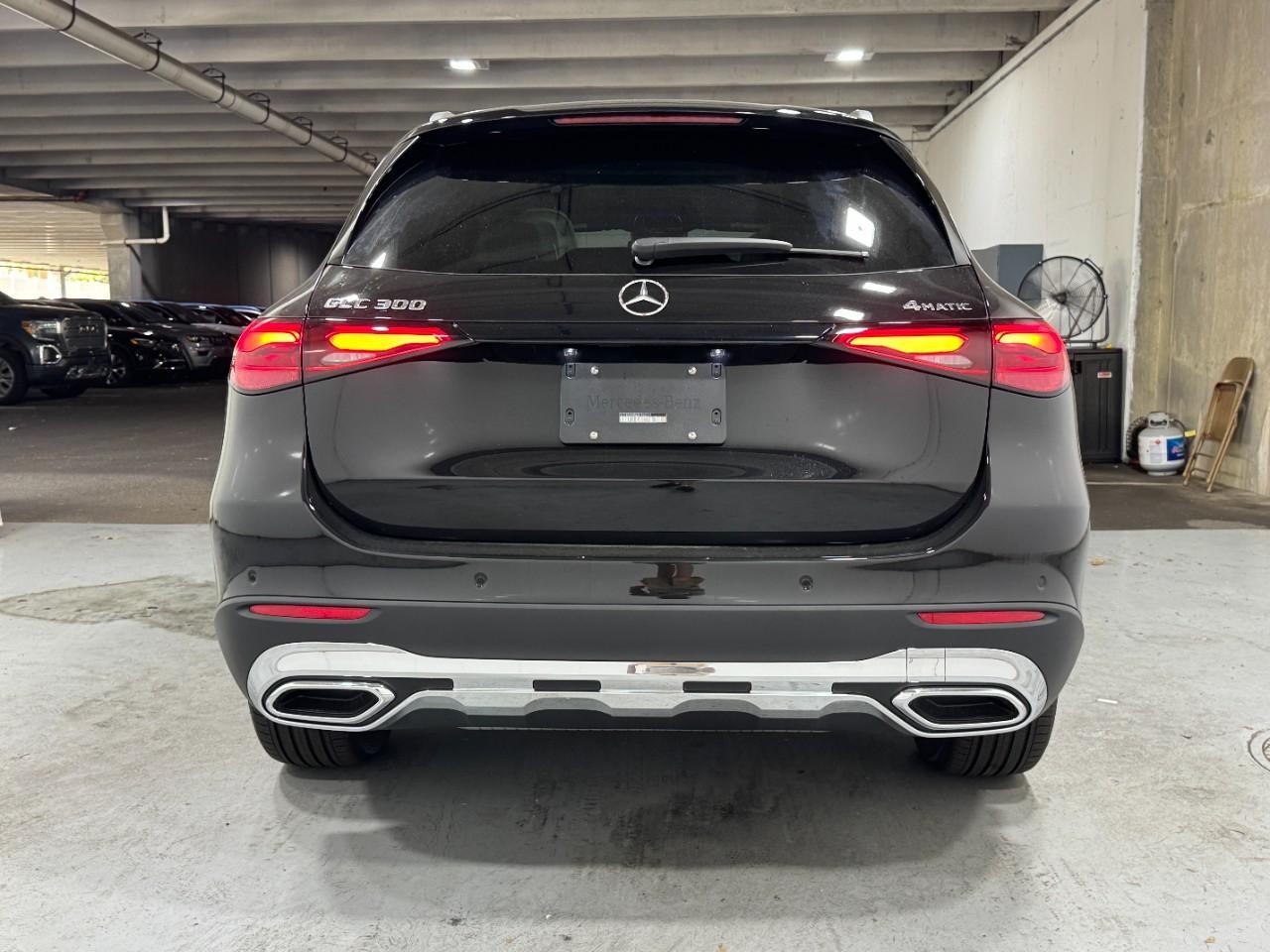Mercedes-Benz GLC Vehicle Full-screen Gallery Image 9