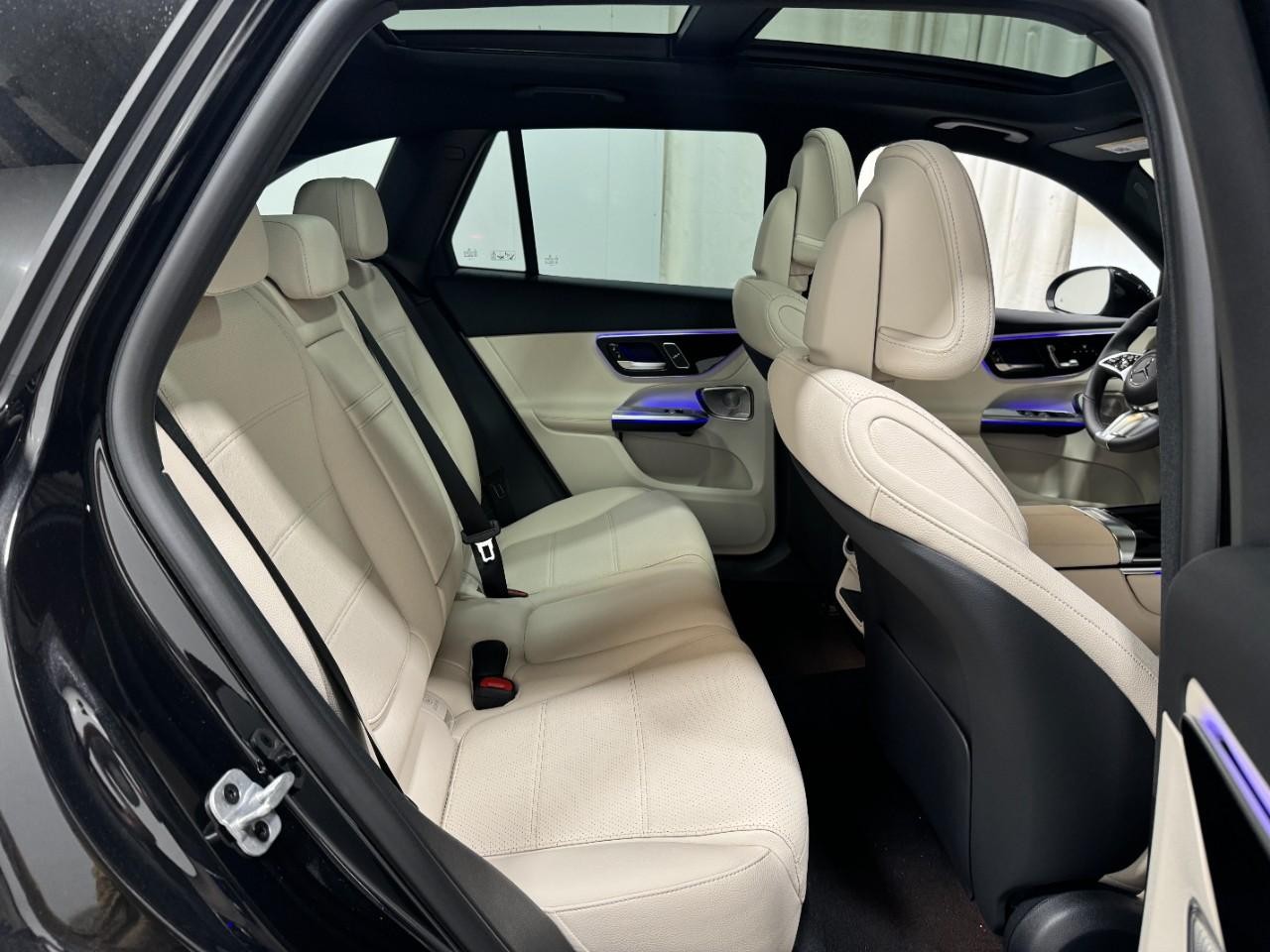 Mercedes-Benz GLC Vehicle Full-screen Gallery Image 10