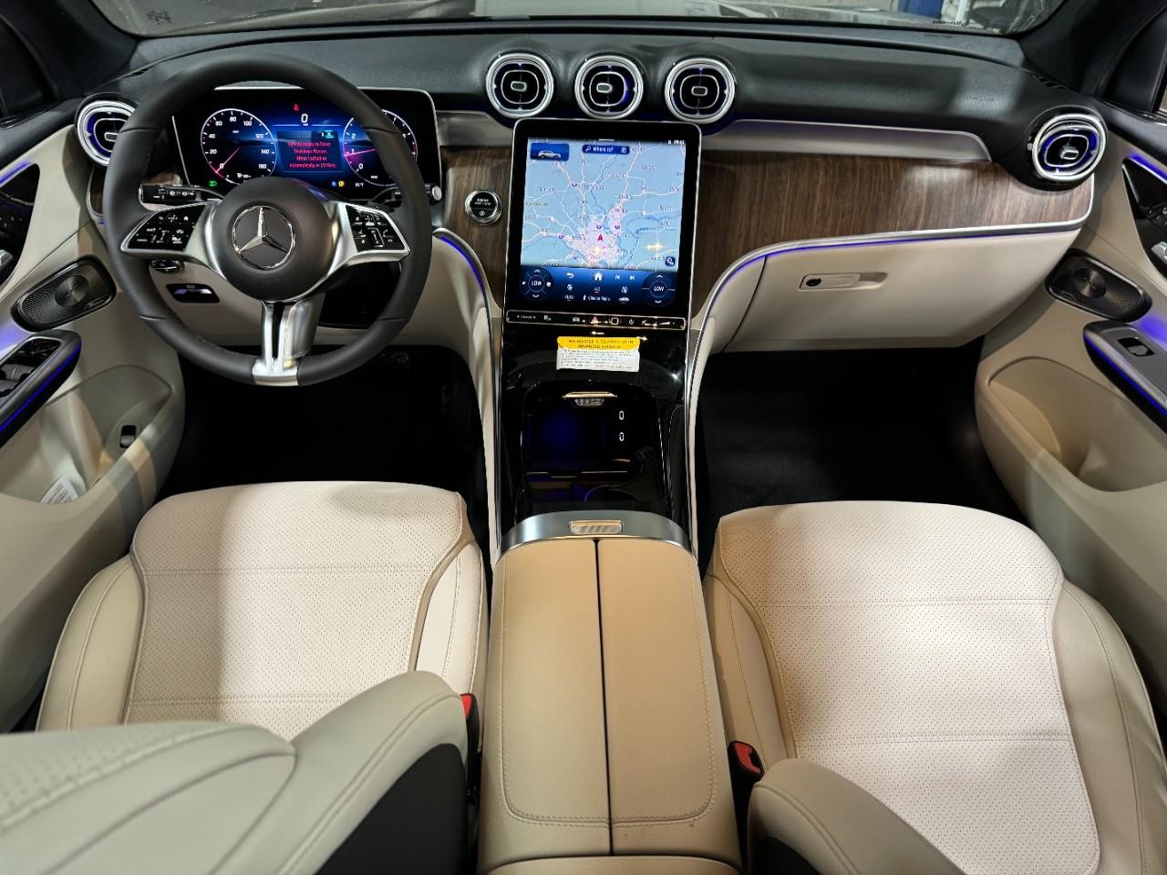 Mercedes-Benz GLC Vehicle Full-screen Gallery Image 12