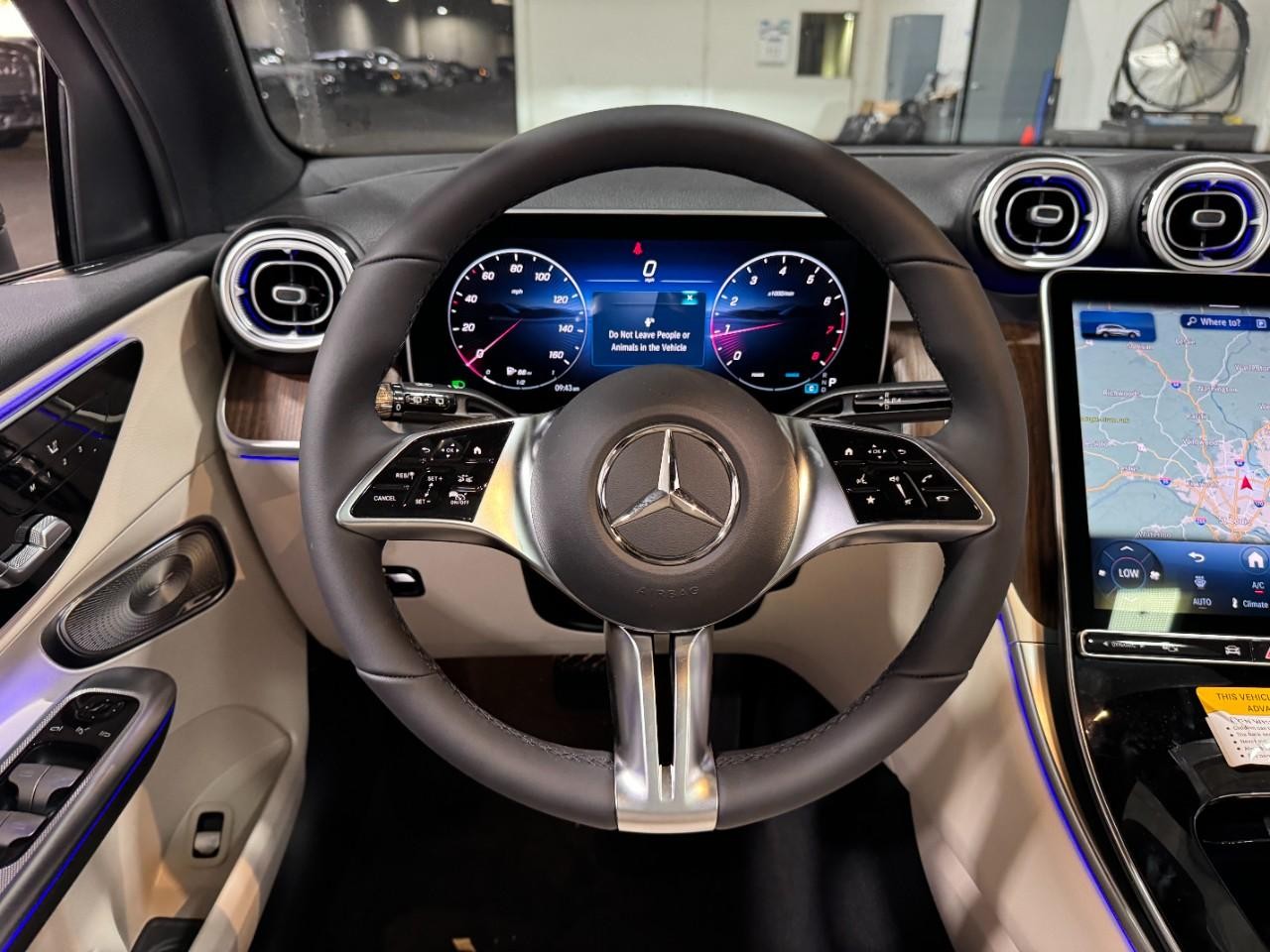 Mercedes-Benz GLC Vehicle Full-screen Gallery Image 13