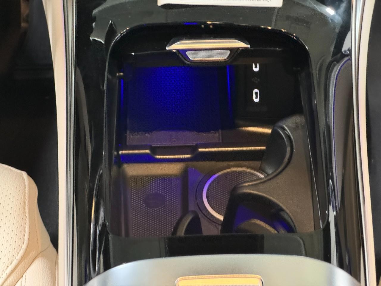 Mercedes-Benz GLC Vehicle Full-screen Gallery Image 16