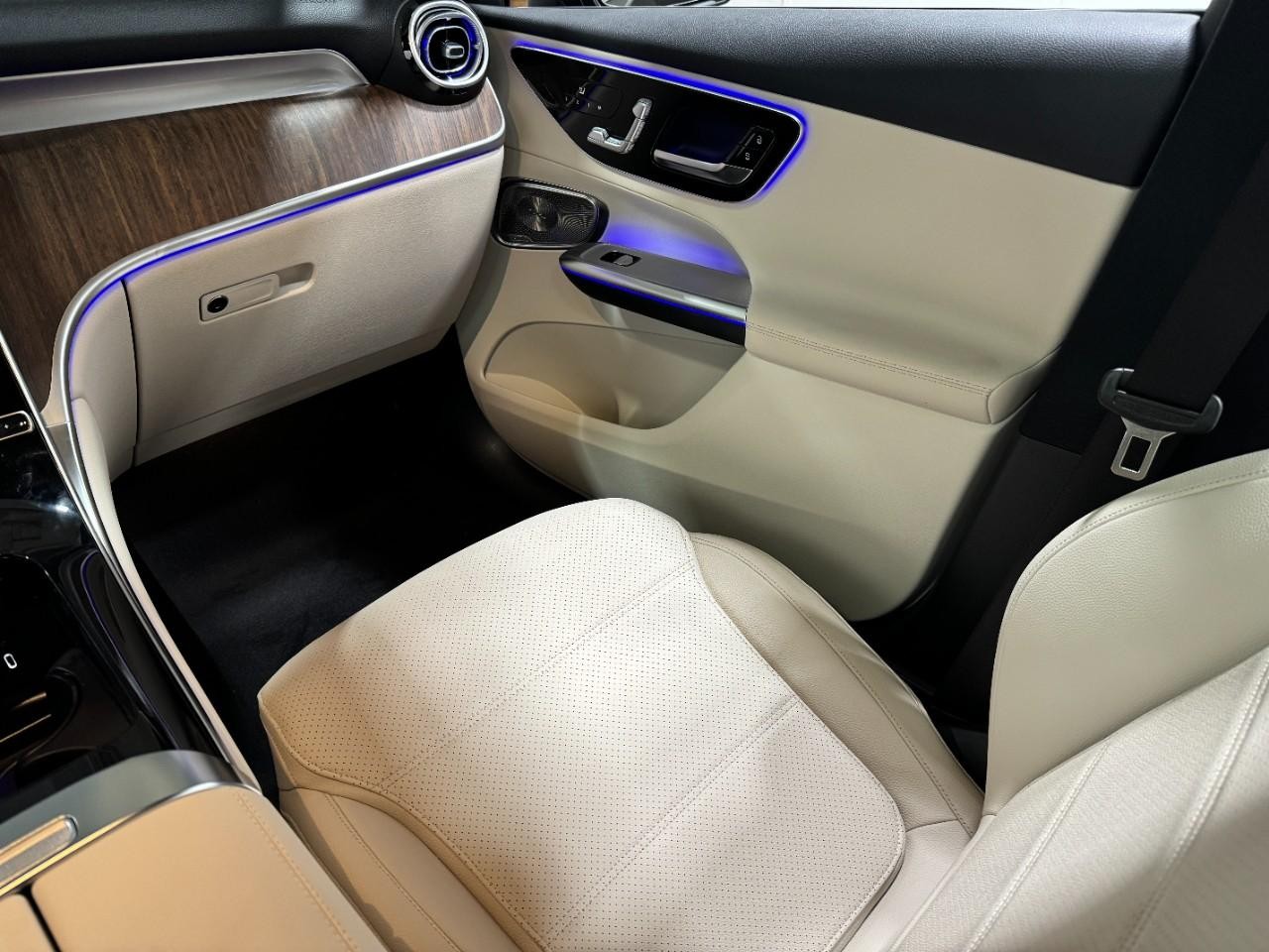 Mercedes-Benz GLC Vehicle Full-screen Gallery Image 17