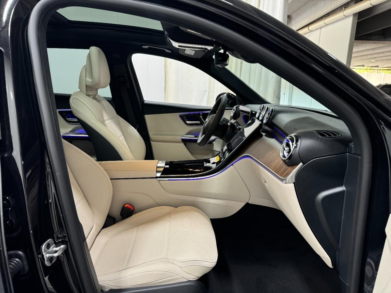 Mercedes-Benz GLC Vehicle Full-screen Gallery Image 18