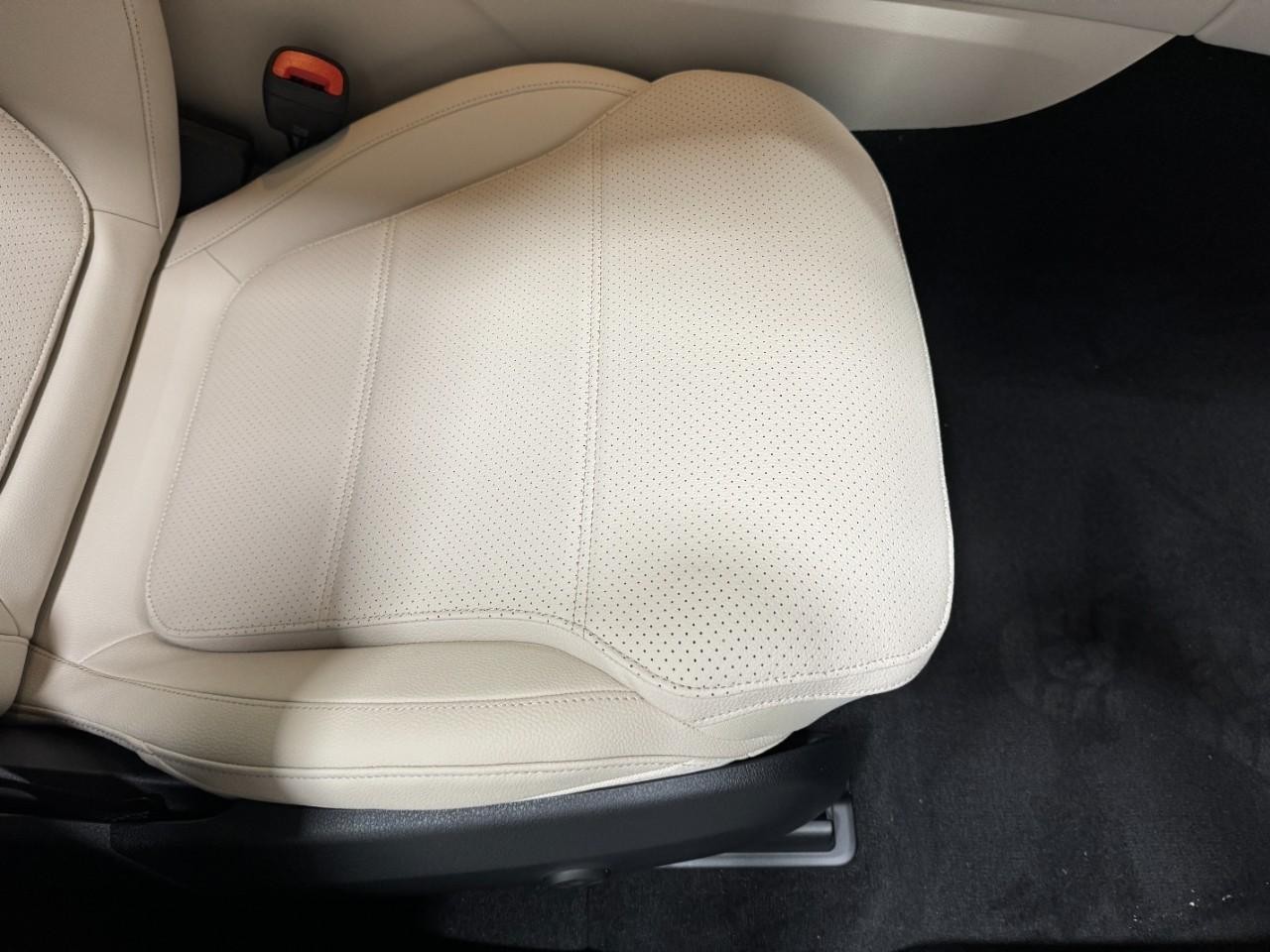 Mercedes-Benz GLC Vehicle Full-screen Gallery Image 19