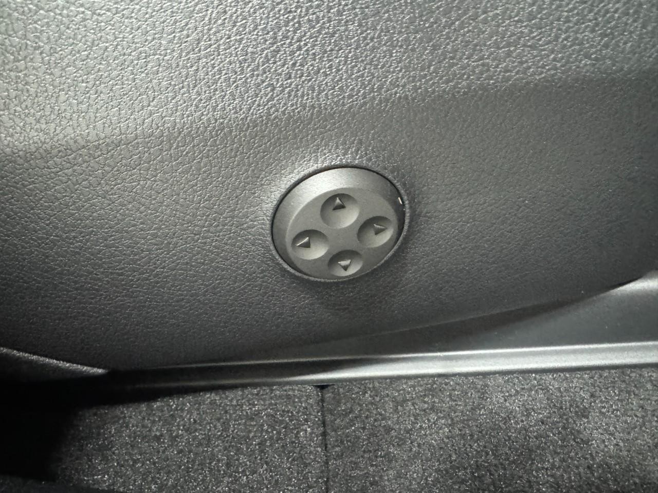 Mercedes-Benz GLC Vehicle Full-screen Gallery Image 20