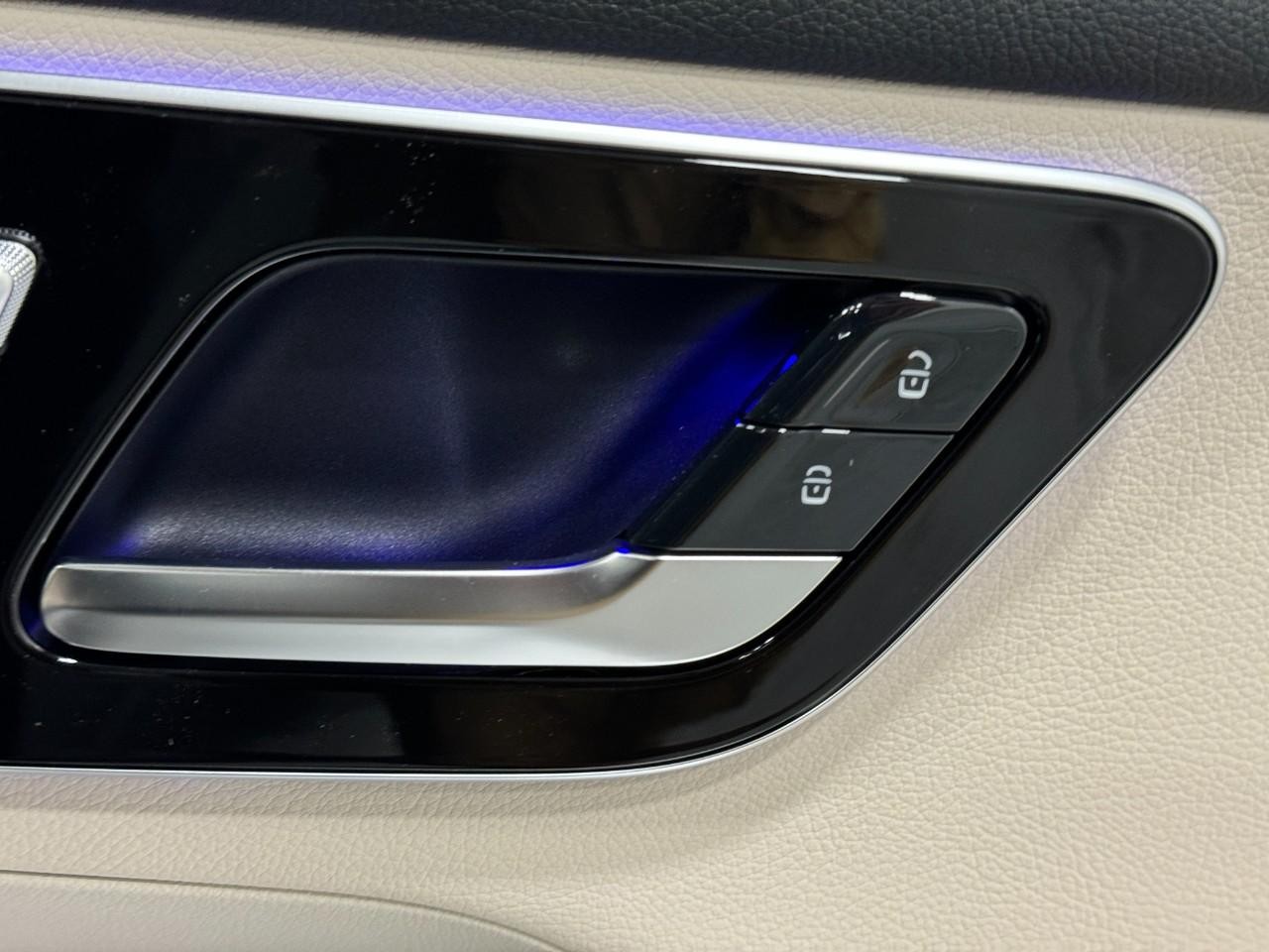 Mercedes-Benz GLC Vehicle Full-screen Gallery Image 22