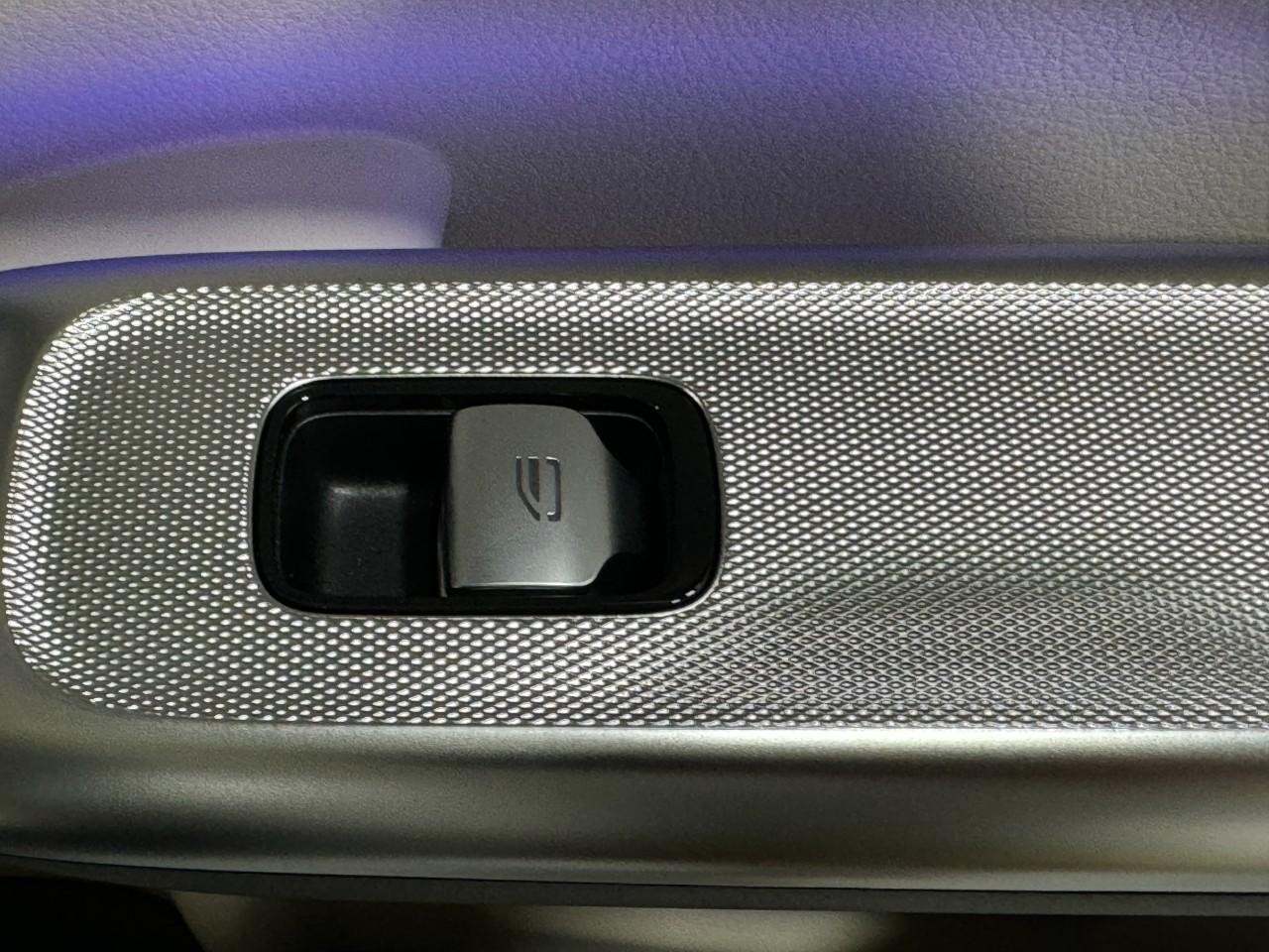 Mercedes-Benz GLC Vehicle Full-screen Gallery Image 23