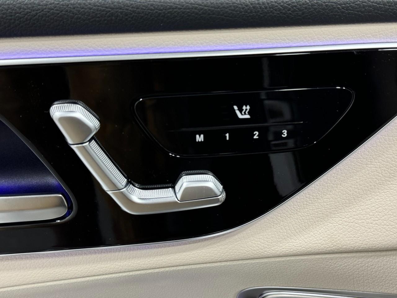 Mercedes-Benz GLC Vehicle Full-screen Gallery Image 24