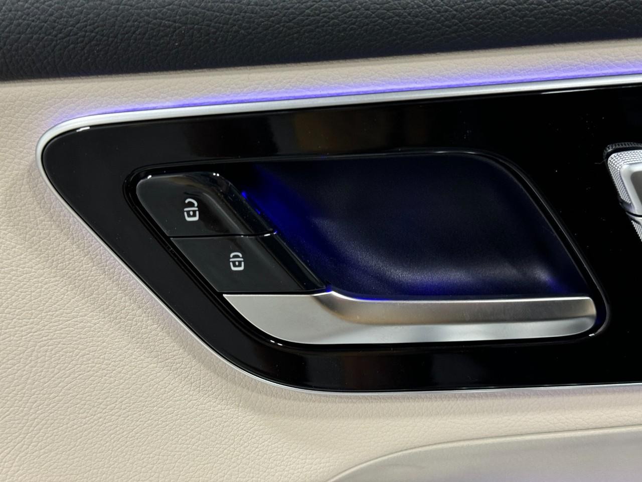 Mercedes-Benz GLC Vehicle Full-screen Gallery Image 25