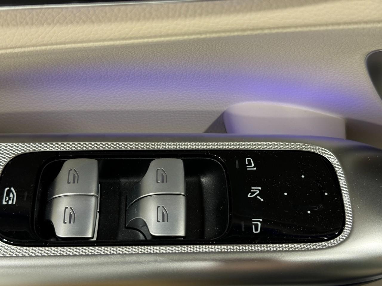 Mercedes-Benz GLC Vehicle Full-screen Gallery Image 26