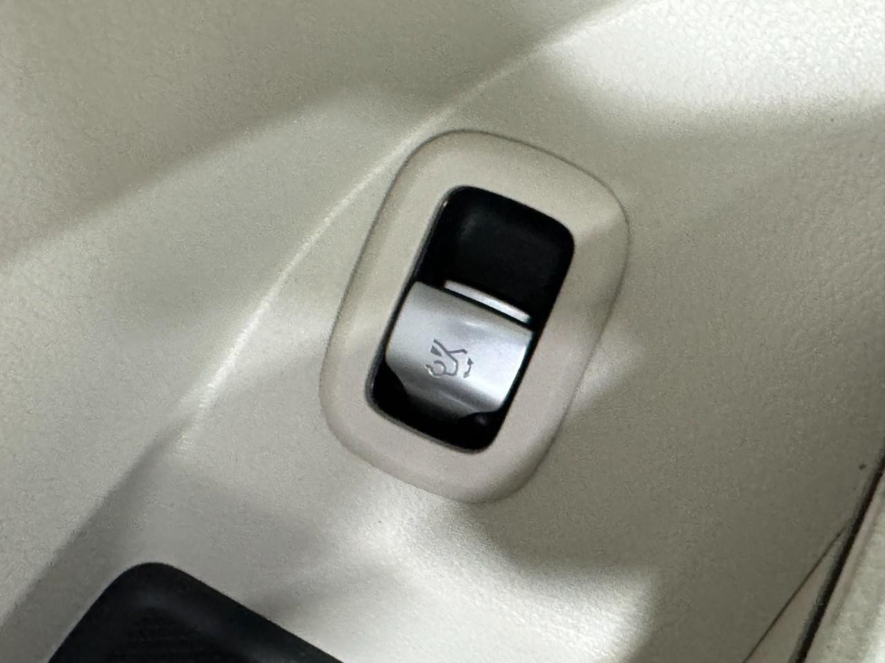 Mercedes-Benz GLC Vehicle Full-screen Gallery Image 27