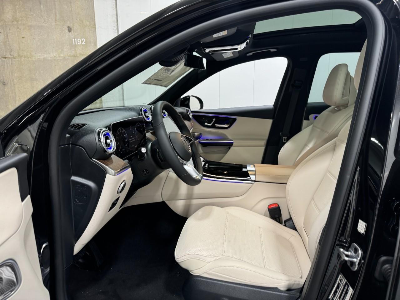 Mercedes-Benz GLC Vehicle Full-screen Gallery Image 28