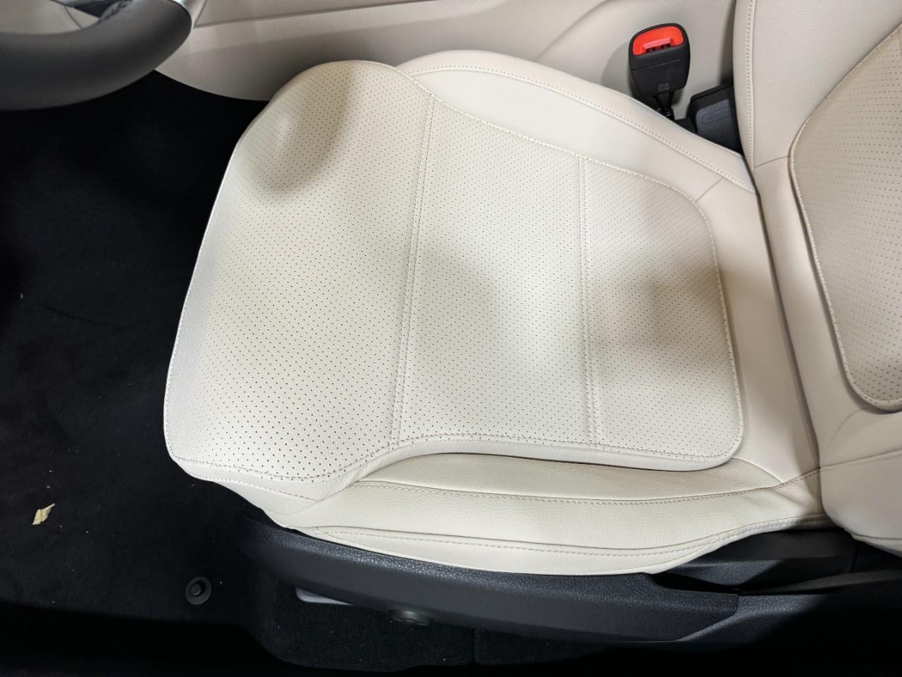 Mercedes-Benz GLC Vehicle Full-screen Gallery Image 29