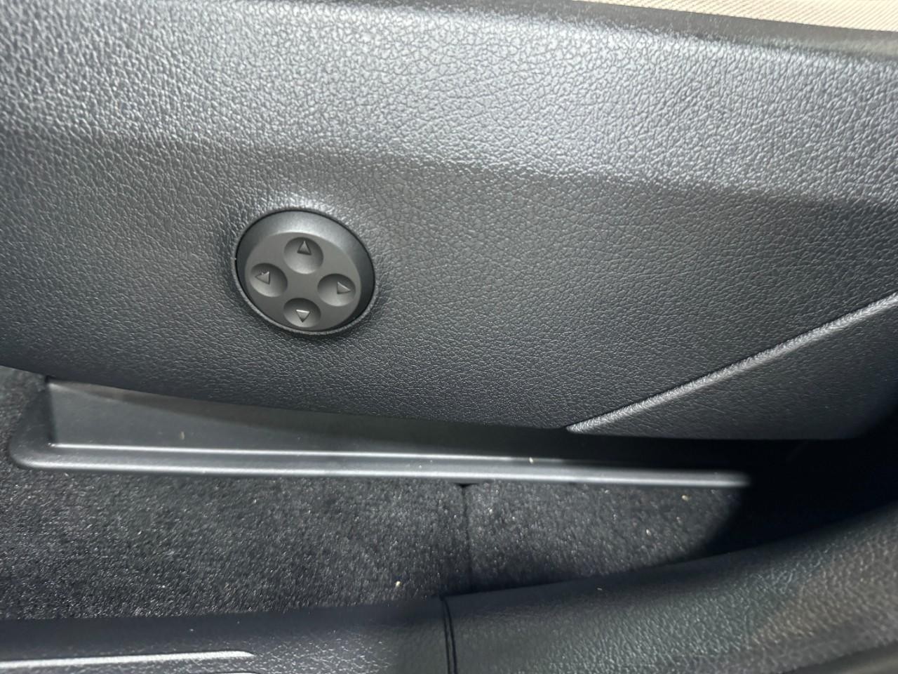 Mercedes-Benz GLC Vehicle Full-screen Gallery Image 30