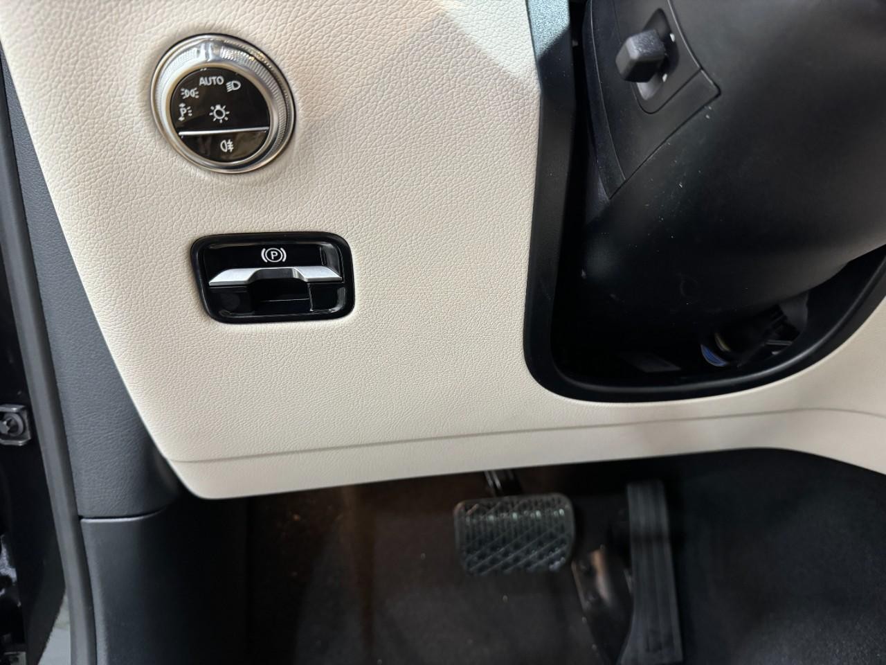 Mercedes-Benz GLC Vehicle Full-screen Gallery Image 31