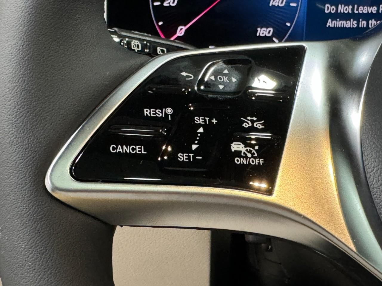 Mercedes-Benz GLC Vehicle Full-screen Gallery Image 32