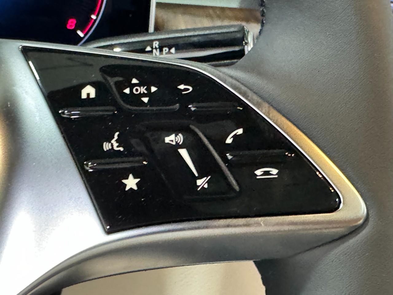 Mercedes-Benz GLC Vehicle Full-screen Gallery Image 33