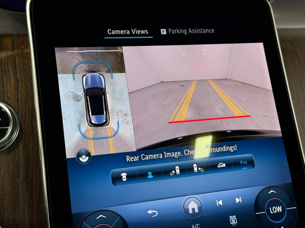 Mercedes-Benz GLC Vehicle Full-screen Gallery Image 37