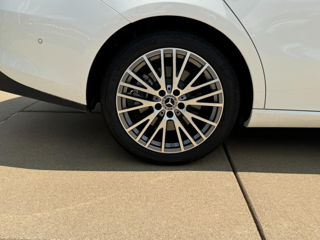 Mercedes-Benz CLA Vehicle Full-screen Gallery Image 5