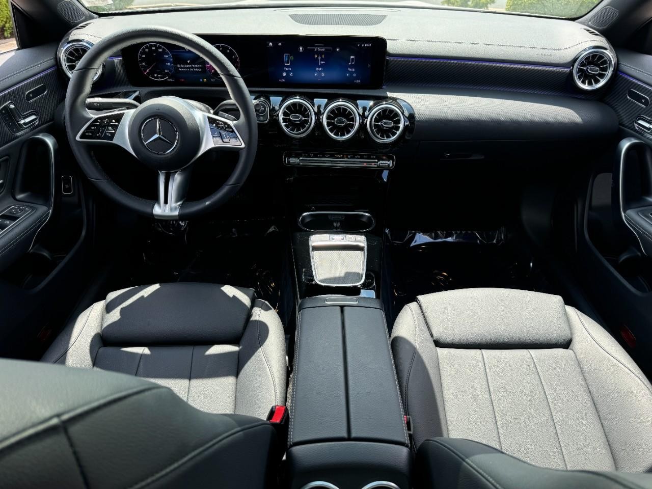 Mercedes-Benz CLA Vehicle Full-screen Gallery Image 12