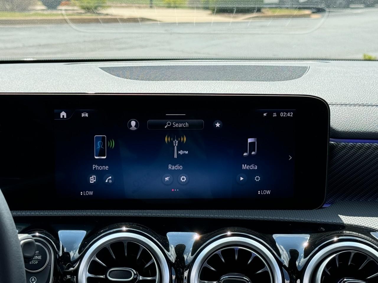 Mercedes-Benz CLA Vehicle Full-screen Gallery Image 14