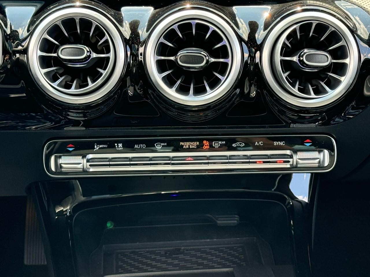 Mercedes-Benz CLA Vehicle Full-screen Gallery Image 15