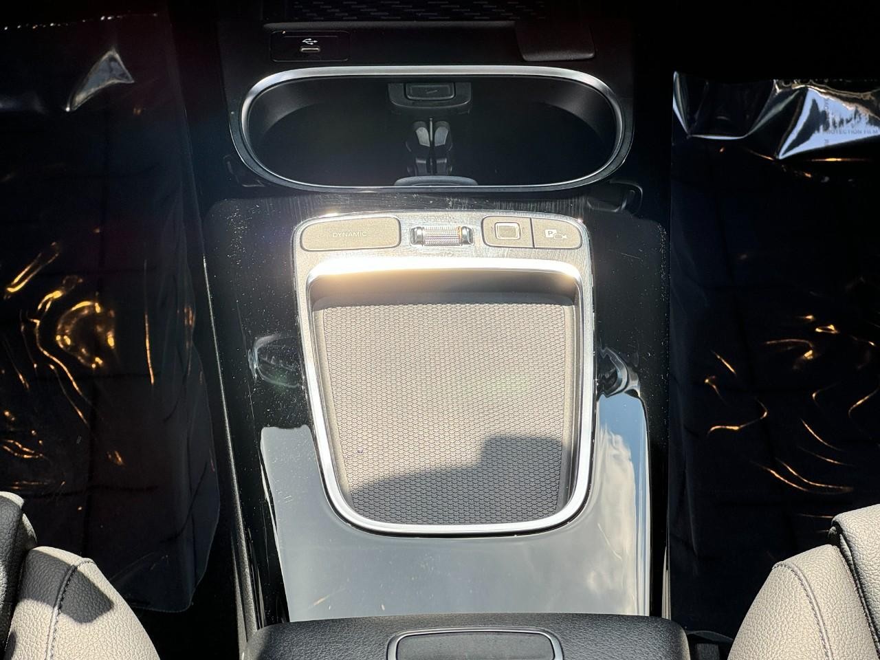 Mercedes-Benz CLA Vehicle Full-screen Gallery Image 16