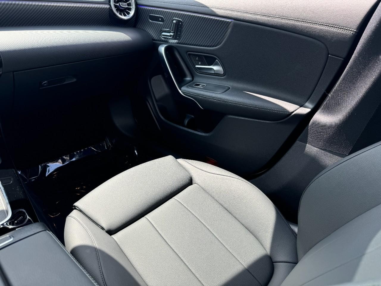 Mercedes-Benz CLA Vehicle Full-screen Gallery Image 17