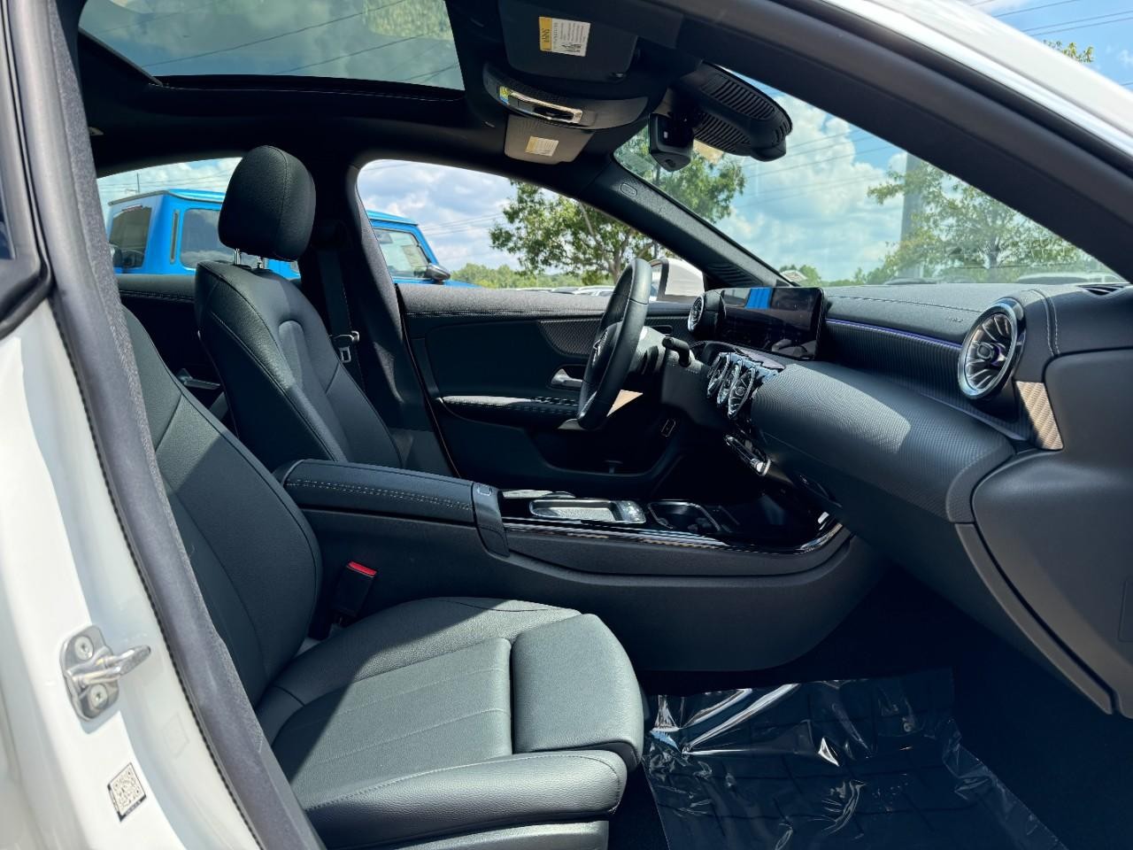 Mercedes-Benz CLA Vehicle Full-screen Gallery Image 18