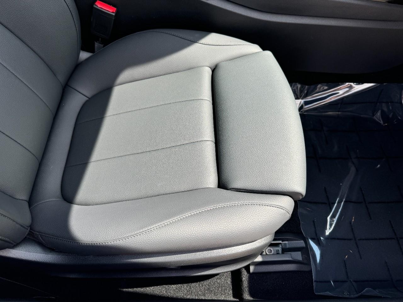 Mercedes-Benz CLA Vehicle Full-screen Gallery Image 19