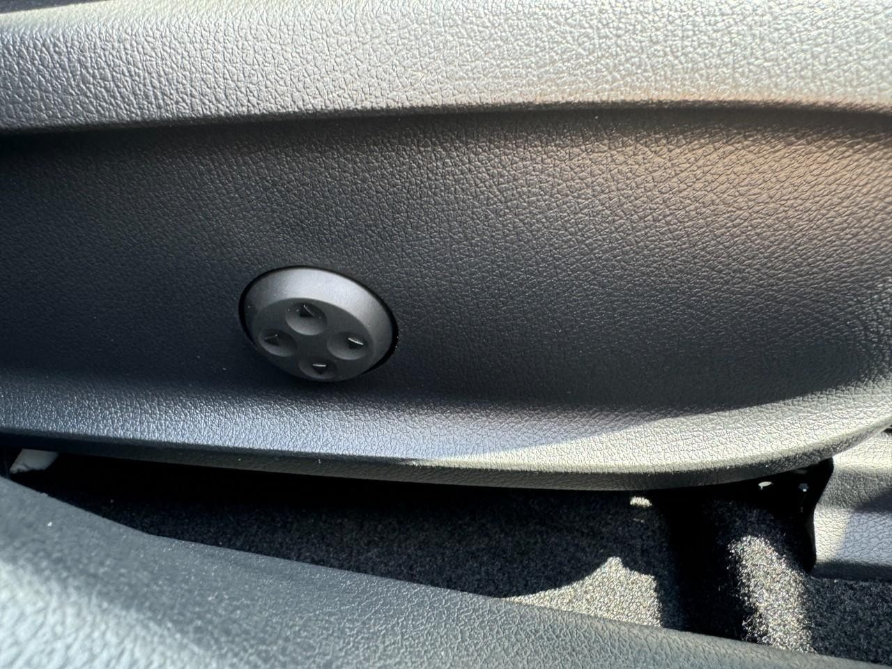 Mercedes-Benz CLA Vehicle Full-screen Gallery Image 20