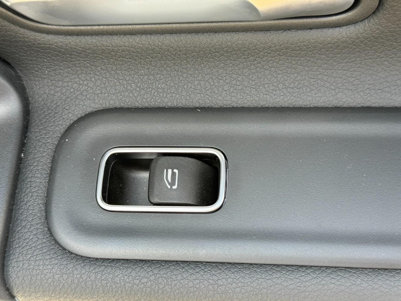 Mercedes-Benz CLA Vehicle Full-screen Gallery Image 23