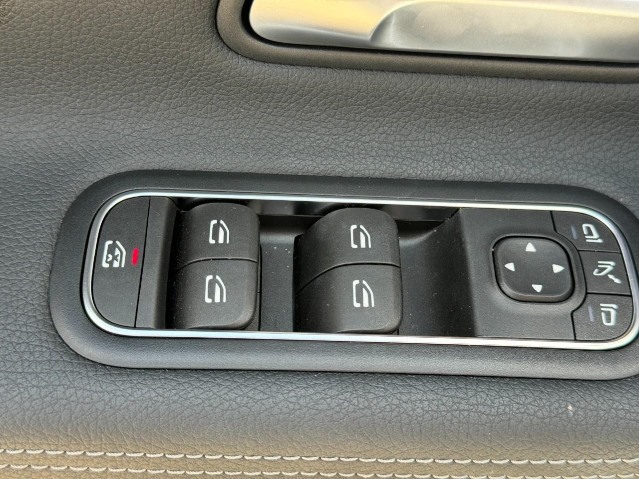 Mercedes-Benz CLA Vehicle Full-screen Gallery Image 26