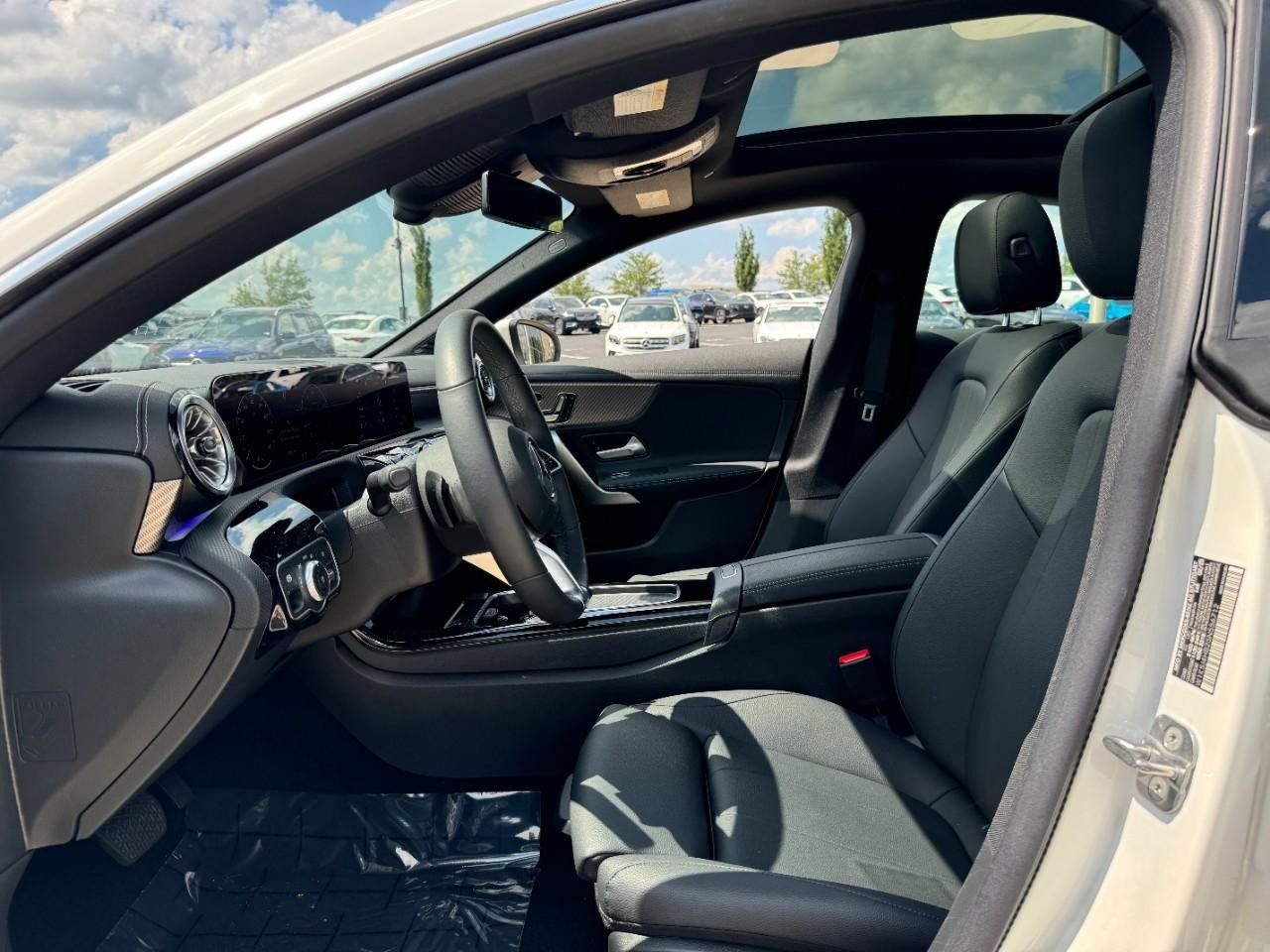 Mercedes-Benz CLA Vehicle Full-screen Gallery Image 28