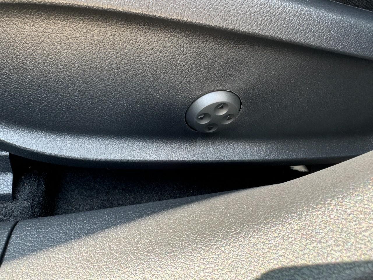 Mercedes-Benz CLA Vehicle Full-screen Gallery Image 30