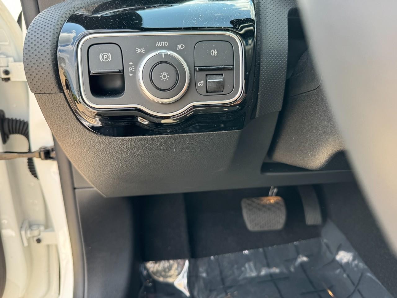 Mercedes-Benz CLA Vehicle Full-screen Gallery Image 31