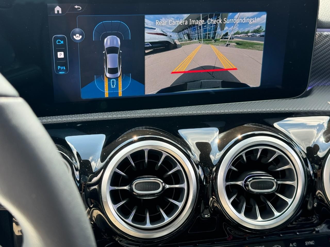 Mercedes-Benz CLA Vehicle Full-screen Gallery Image 36